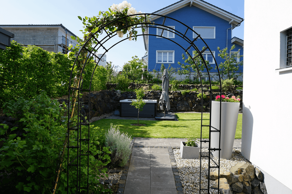 Rosenbogen Cremona in einem gepflegten Garten | Pulverbeschichtet Sonderfarbe RAL 9005 Tiefschwarz Rosenbogen Cremona in einem gepflegten Garten | Pulverbeschichtet Sonderfarbe RAL 9005 Tiefschwarz