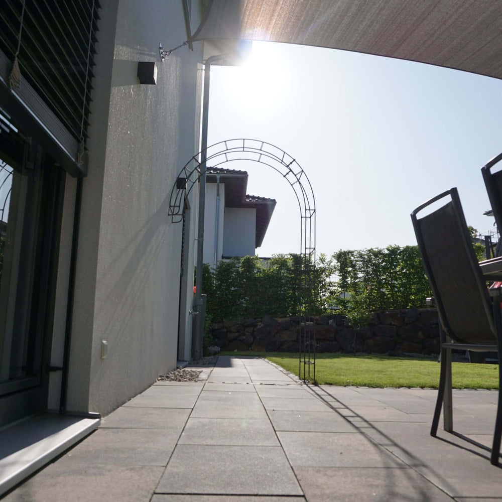 Rosenbogen Cremona Anthrazit an Wand montiert Rosenbogen Cremona Anthrazit an Wand montiert