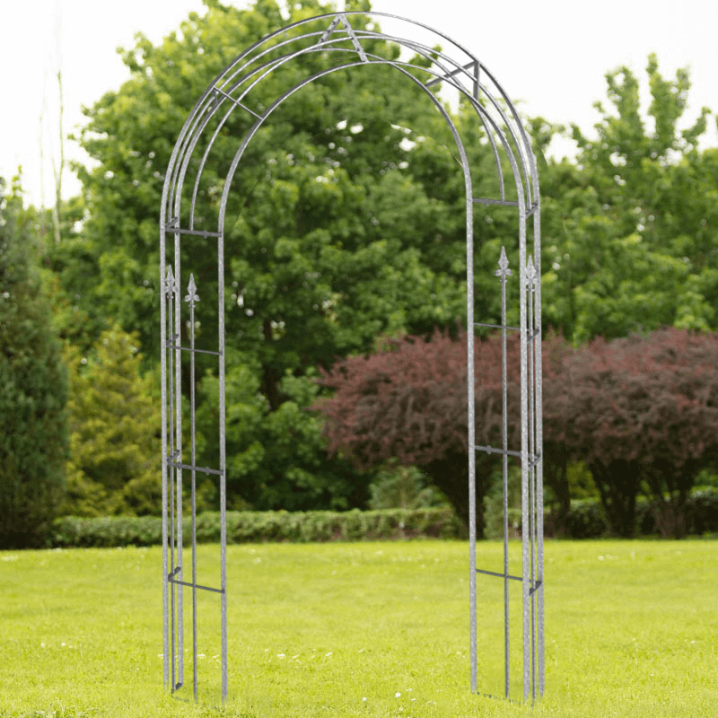 Rosenbogen Cosenza vor einem Waldstück | Feuerverzinkt Rosenbogen Cosenza vor einem Waldstück | Feuerverzinkt