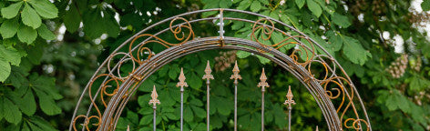 Rosenbogen Calabria aus Metall in Rostoptik Detailaufnahme