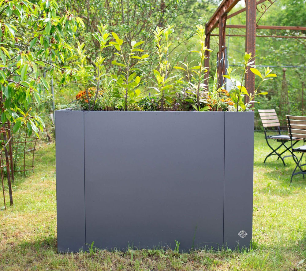 Hochbeet Manarola freistehend in einem Garten mit ELEO Pavillon | Pulverbeschichtet anthrazit Hochbeet Manarola freistehend in einem Garten mit ELEO Pavillon | Pulverbeschichtet anthrazit