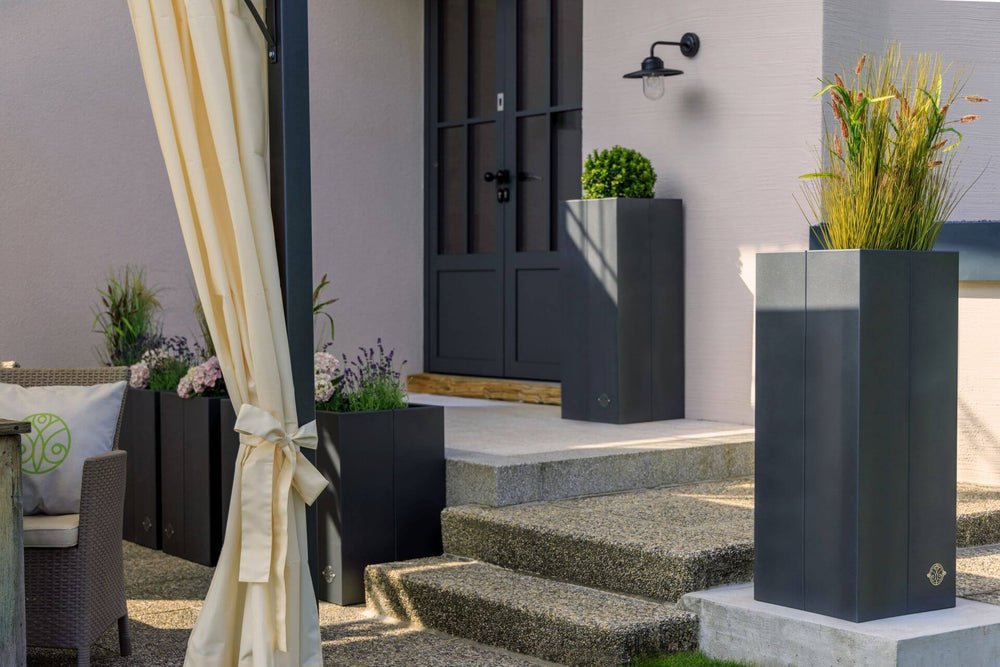 Hochbeet Manarola auf einer Terrasse im ELEO Gartenkonzept | Pulverbeschichtet anthrazit Hochbeet Manarola auf einer Terrasse im ELEO Gartenkonzept | Pulverbeschichtet anthrazit