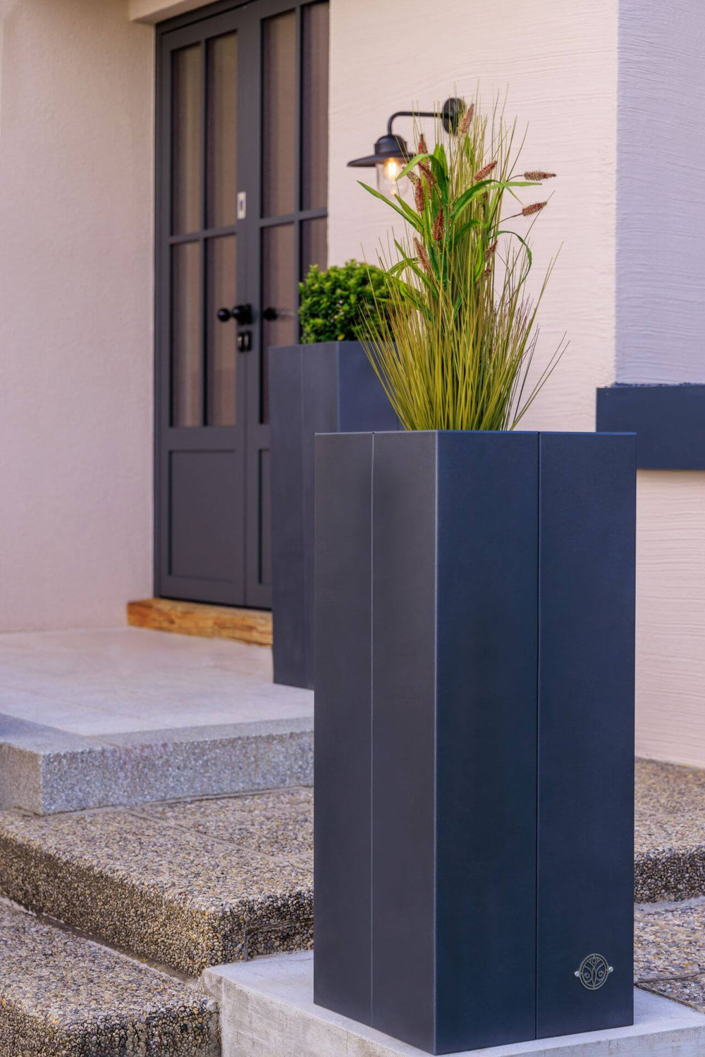 Hochbeet Manarola als bepflanzte Dekoration vor der Haustür | Pulverbeschichtet anthrazit Hochbeet Manarola als bepflanzte Dekoration vor der Haustür | Pulverbeschichtet anthrazit