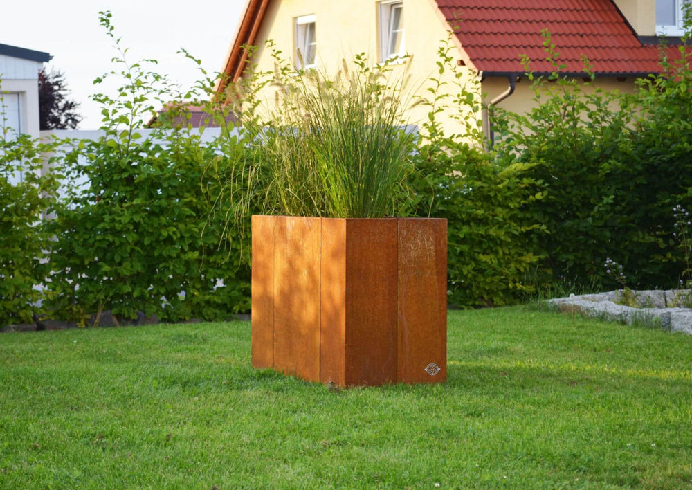Hochbeet Monterosso freistehend auf einem gepflegten Rasen | Cortenstahl Hochbeet Monterosso freistehend auf einem gepflegten Rasen | Cortenstahl