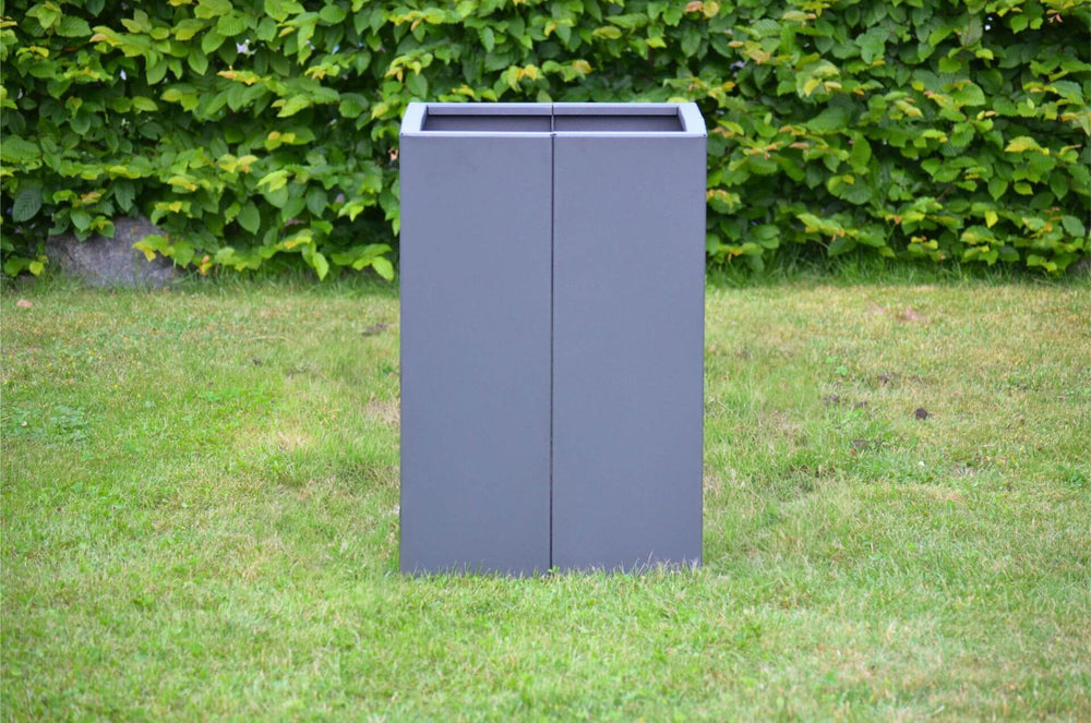 Hochbeet Monterosso unbepflanzt in einem Garten | Pulverbeschichtet anthrazit Hochbeet Monterosso unbepflanzt in einem Garten | Pulverbeschichtet anthrazit