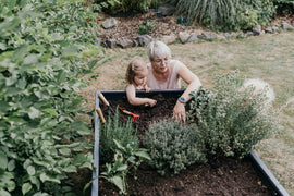 Hochbeet Monterosso wird bepflanzt von einer Mama mit ihrer Tochter | Pulverbeschichtet anthrazit