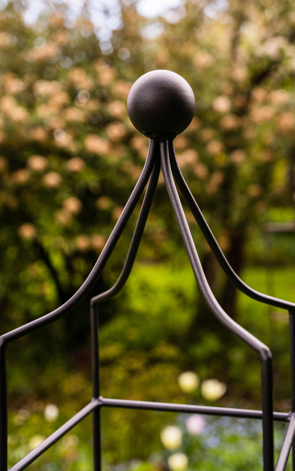 Obelisk Catania klein Detail, pulverbeschichtet anthrazit Obelisk Catania klein Detail, pulverbeschichtet anthrazit