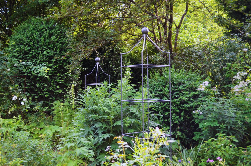 Obeliskenset Catania im Garten, pulverbeschichtet anthrazit Obeliskenset Catania im Garten, pulverbeschichtet anthrazit