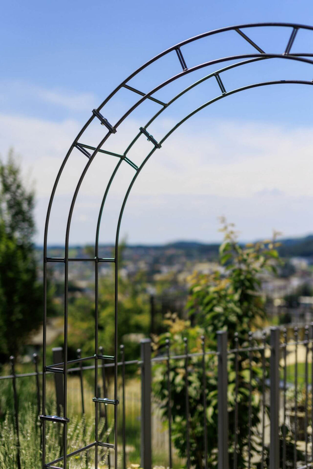 Rosenbogen Cremona Nahaufnahme Bogen mit schöner Aussicht | Pulverbeschichtet anthrazit Rosenbogen Cremona Nahaufnahme Bogen mit schöner Aussicht | Pulverbeschichtet anthrazit