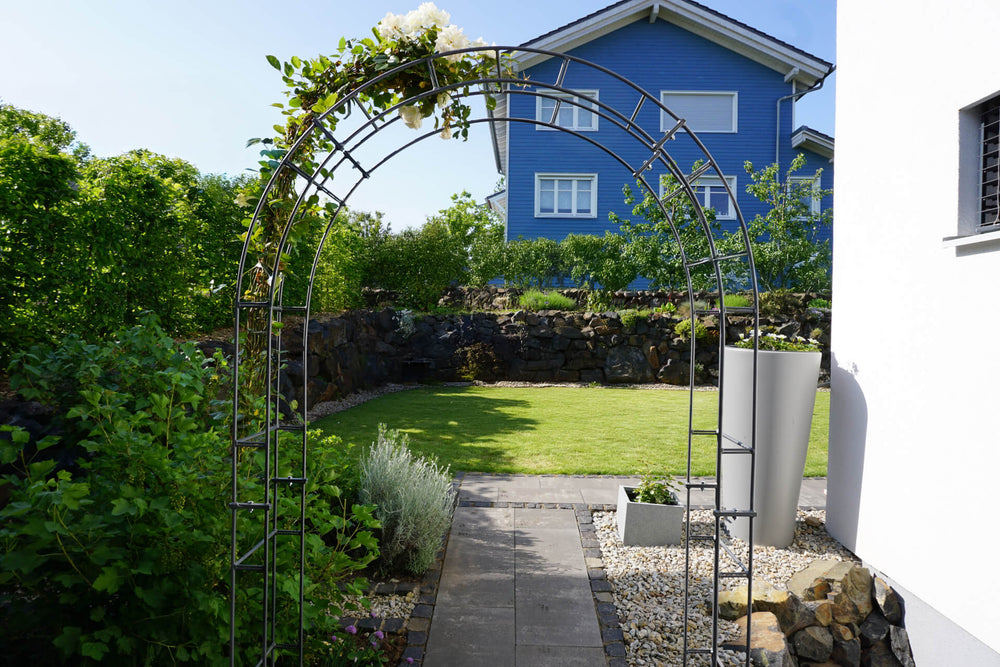 Rosenbogen Cremona in einem gepflegten Garten | Pulverbeschichtet anthrazit Rosenbogen Cremona in einem gepflegten Garten | Pulverbeschichtet anthrazit