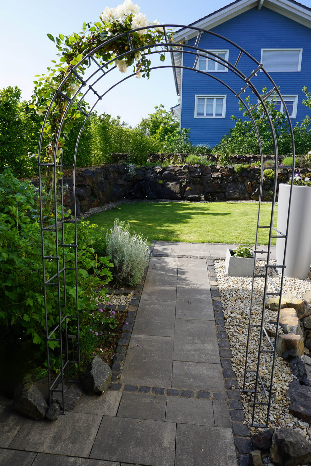 Rosenbogen Cremona in einem gepflegten Garten | Pulverbeschichtet anthrazit Rosenbogen Cremona in einem gepflegten Garten | Pulverbeschichtet anthrazit