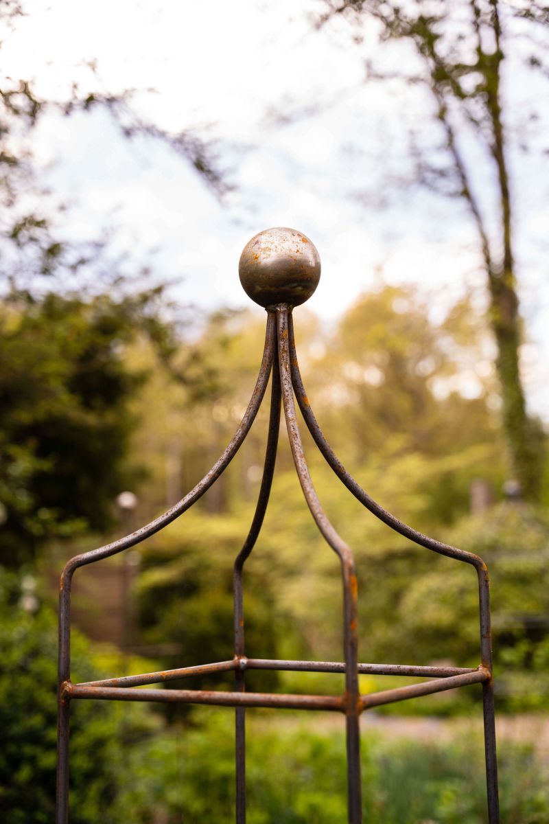 Obelisk Catania klein Detailansicht Messingkugel, unbeschichtet Obelisk Catania klein Detailansicht Messingkugel, unbeschichtet