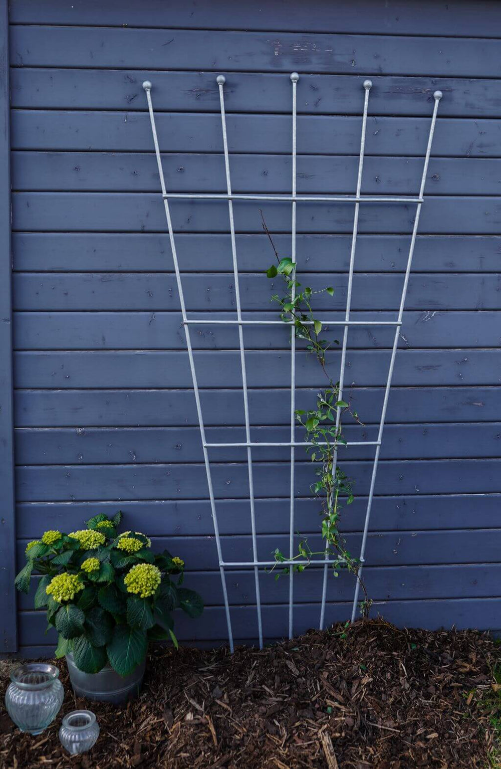 Rankgitter Brindisi vor Holzhütte, feuerverzinkt Rankgitter Brindisi vor Holzhütte, feuerverzinkt