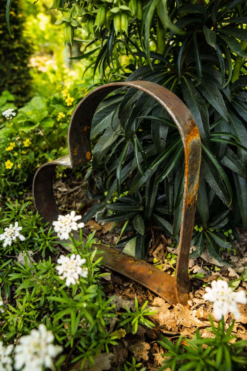 Metallherz Biella vor grünen Pflanzen, unbeschichtet Metallherz Biella vor grünen Pflanzen, unbeschichtet