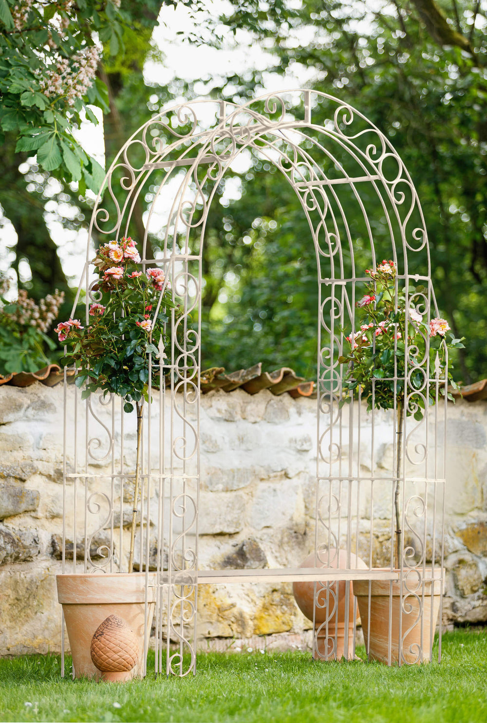 Rosenbogen Calabria mit Bank und Rückwand in pulverbeschichtet Sonderfarbe RAL 9001 Cremeweiß in einem romatischen Garten Rosenbogen Calabria mit Bank und Rückwand in pulverbeschichtet Sonderfarbe RAL 9001 Cremeweiß in einem romatischen Garten