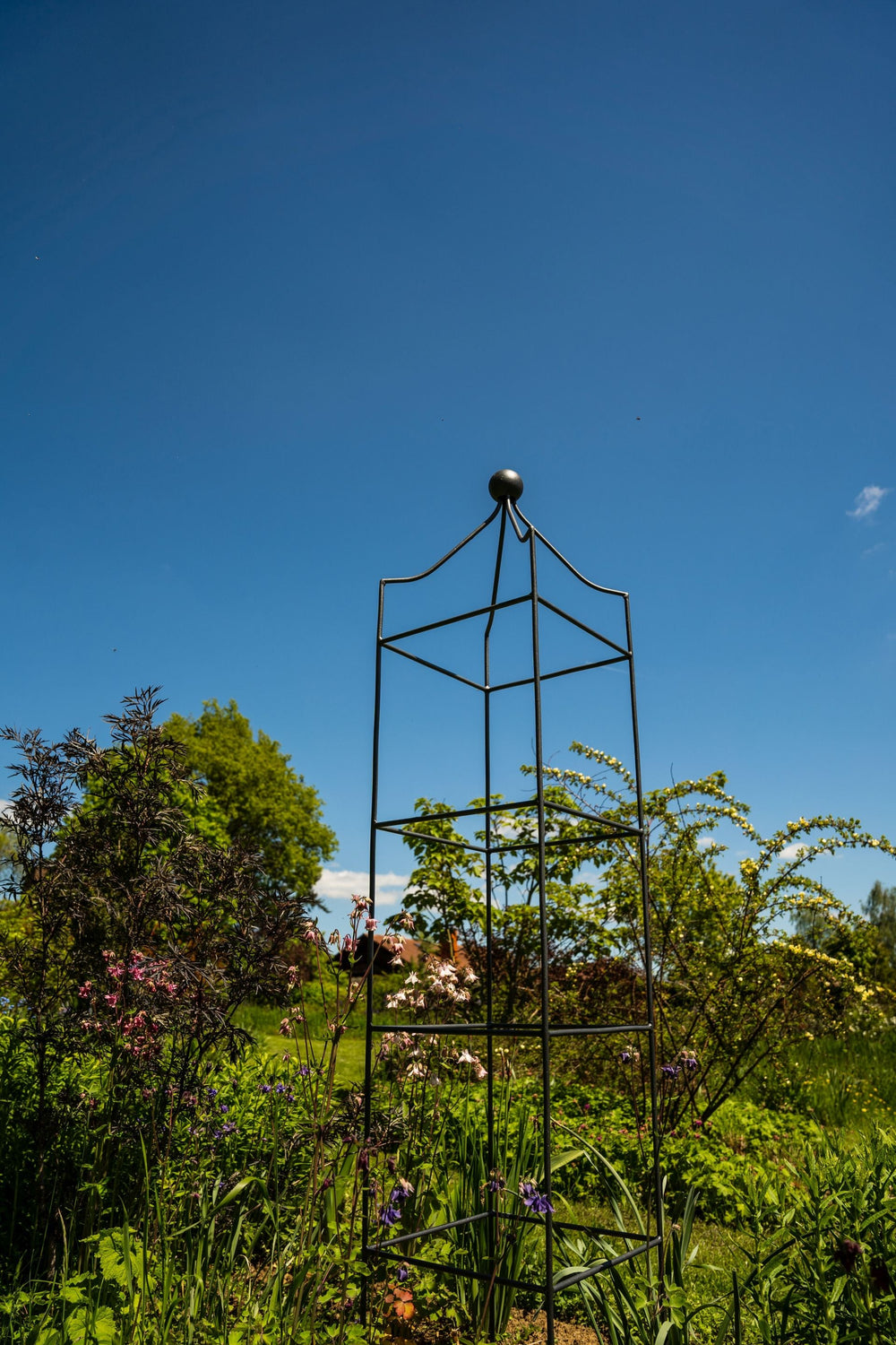 Obelisk Catania groß vor blauem Himmel, pulverbeschichtet anthrazit Obelisk Catania groß vor blauem Himmel, pulverbeschichtet anthrazit