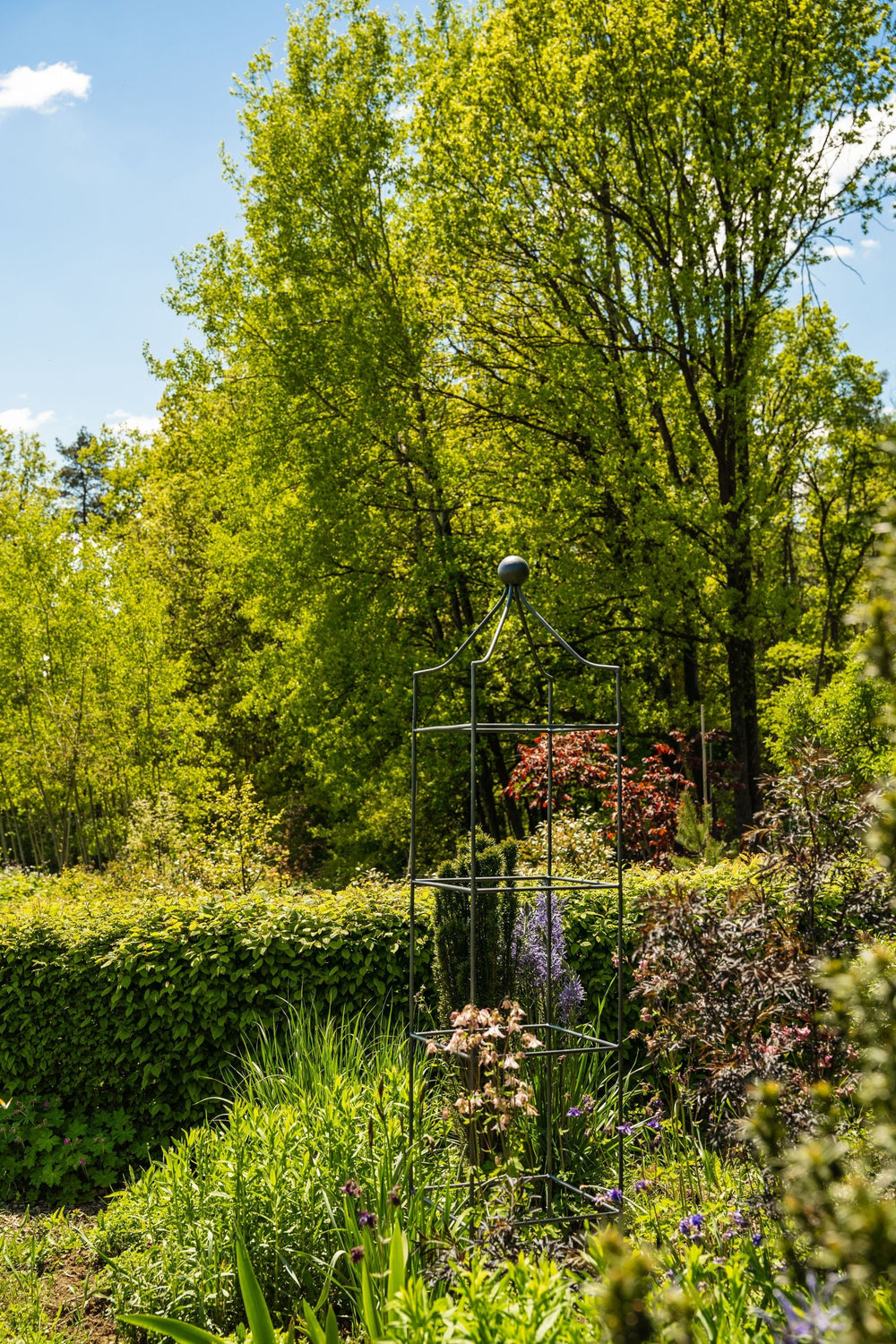 Obelisk Catania groß im grünen Garten, pulverbeschichtet anthrazit Obelisk Catania groß im grünen Garten, pulverbeschichtet anthrazit