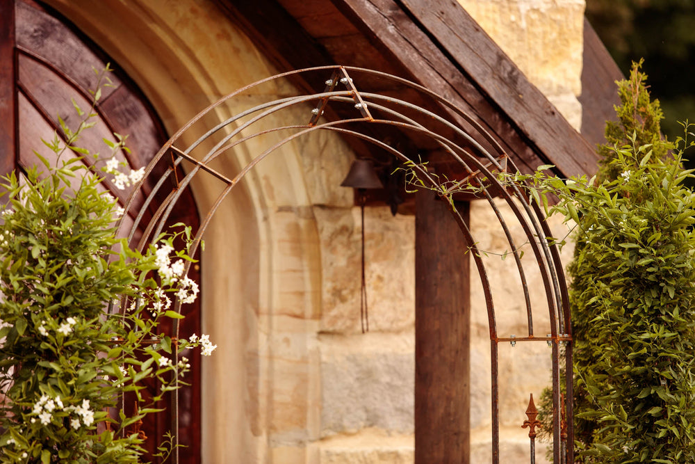 Rosenbogen Cosenza Bogen vor einem Haus | Unbeschichtet Rosenbogen Cosenza Bogen vor einem Haus | Unbeschichtet