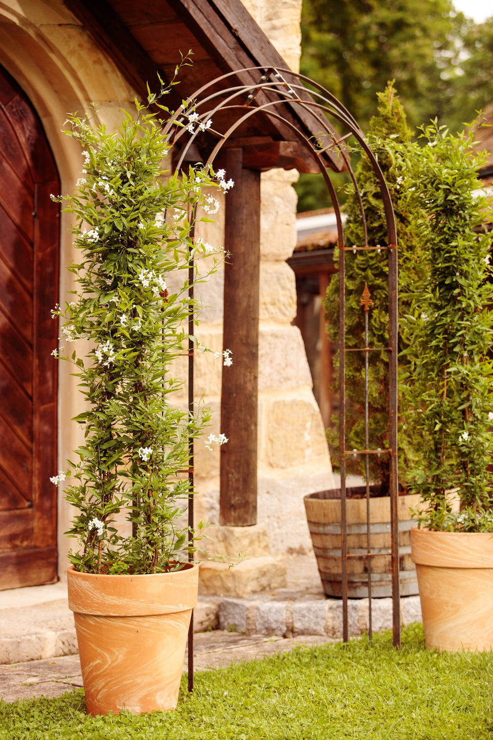 Rosenbogen Cosenza vor einem Haus in mediterranem Stil | Unbeschichtet Rosenbogen Cosenza vor einem Haus in mediterranem Stil | Unbeschichtet