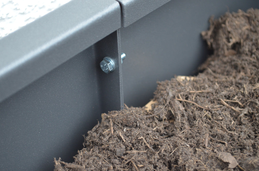 Pflanzkübel Vernazza in pulverbeschichtet Anthrazit in der Detailansicht der Verschraubung Pflanzkübel Vernazza in pulverbeschichtet Anthrazit in der Detailansicht der Verschraubung