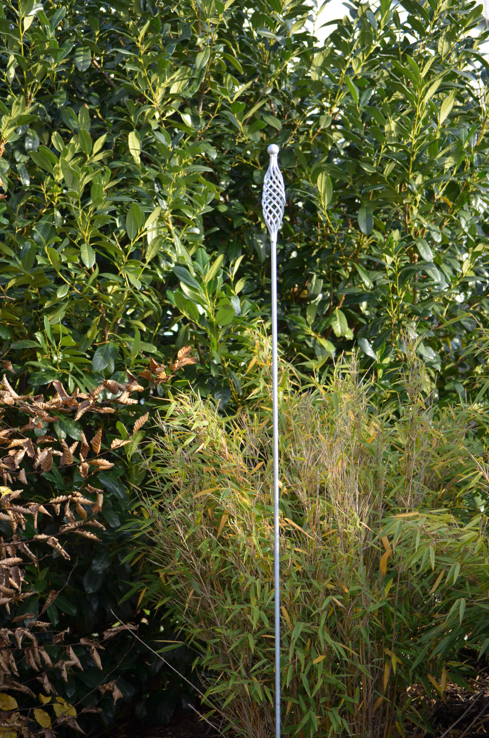 Rankstab Vicenza Gesamtansicht vor grünen Blättern, feuerverzinkt Rankstab Vicenza Gesamtansicht vor grünen Blättern, feuerverzinkt