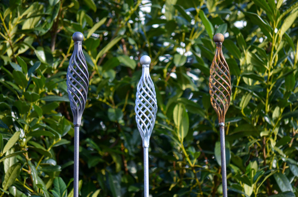 Rankstab Vicenza drei Ausführungen vor grünen Blättern, pulverbeschichtet anthrazit, feuerverzinkt und unbeschichtet Rankstab Vicenza drei Ausführungen vor grünen Blättern, pulverbeschichtet anthrazit, feuerverzinkt und unbeschichtet