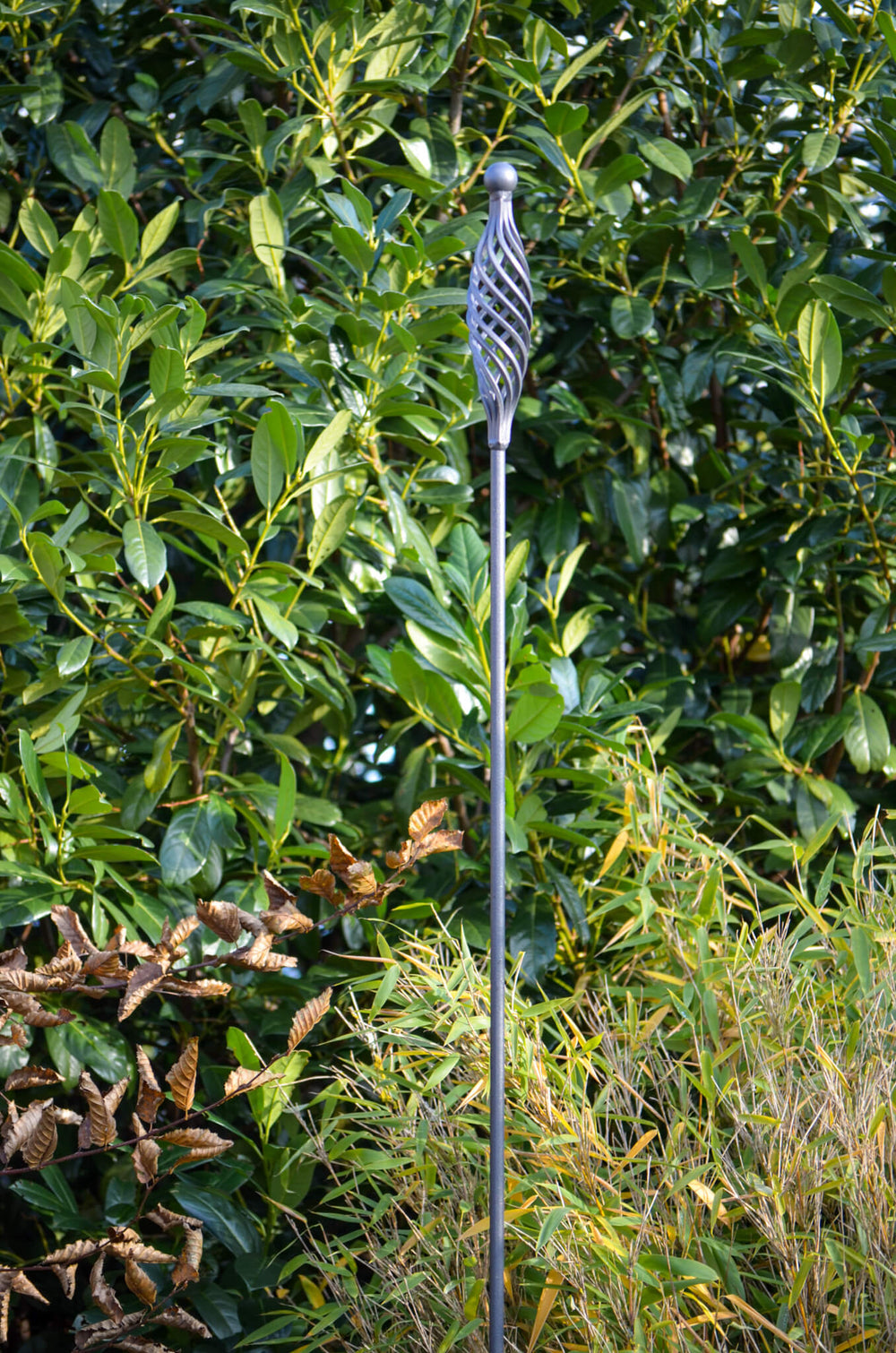 Gartenstecker Vicenza in feuerverzinkt in einem Garten Gartenstecker Vicenza in feuerverzinkt in einem Garten