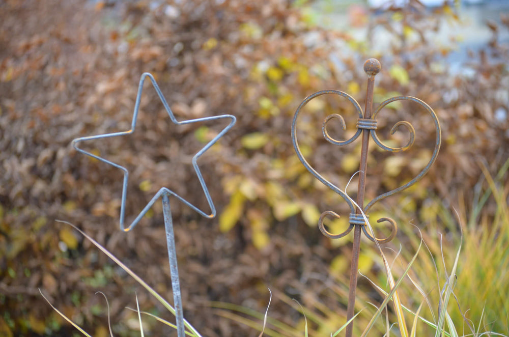 Rankstabset Tissano & Treviso Detailansicht Stern-Spitze feuerverzinkt und Herz-Spitze unbeschichtet vor Laubbäumen Rankstabset Tissano & Treviso Detailansicht Stern-Spitze feuerverzinkt und Herz-Spitze unbeschichtet vor Laubbäumen