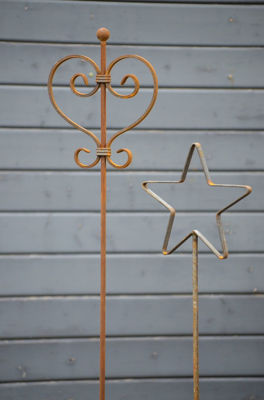 Gartenstecker Tissano und Treviso im Set in unbeschichtet vor einem Haus Gartenstecker Tissano und Treviso im Set in unbeschichtet vor einem Haus