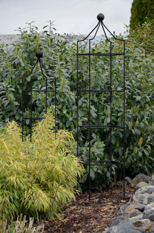 Obelisken Catania klein und groß in pulverbeschichtet Sonderfarbe RAL 9005 Tiefschwarz nebeneinander in einem Garten Obelisken Catania klein und groß in pulverbeschichtet Sonderfarbe RAL 9005 Tiefschwarz nebeneinander in einem Garten