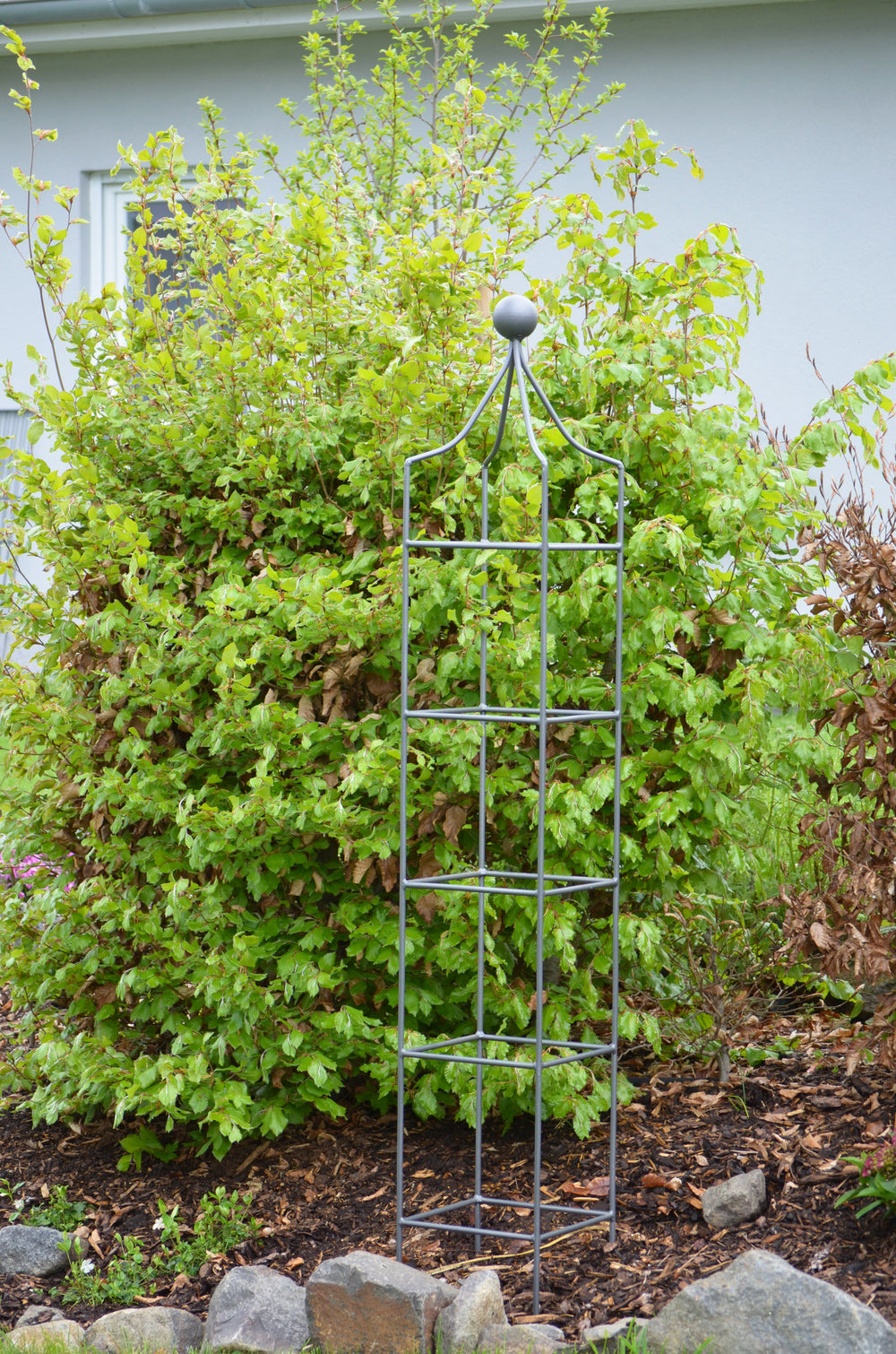 Obelisk Catania klein im Garten, pulverbeschichtet anthrazit Obelisk Catania klein im Garten, pulverbeschichtet anthrazit