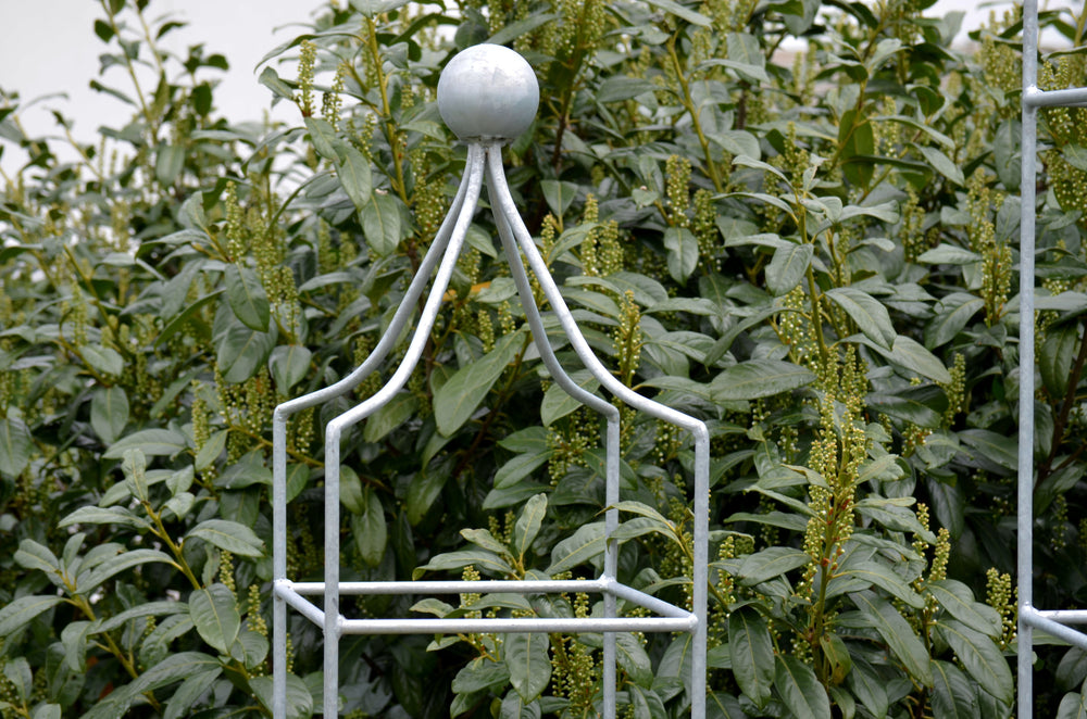 Obelisk Catania klein Detailansicht Messingkugel, feuerverzinkt Obelisk Catania klein Detailansicht Messingkugel, feuerverzinkt