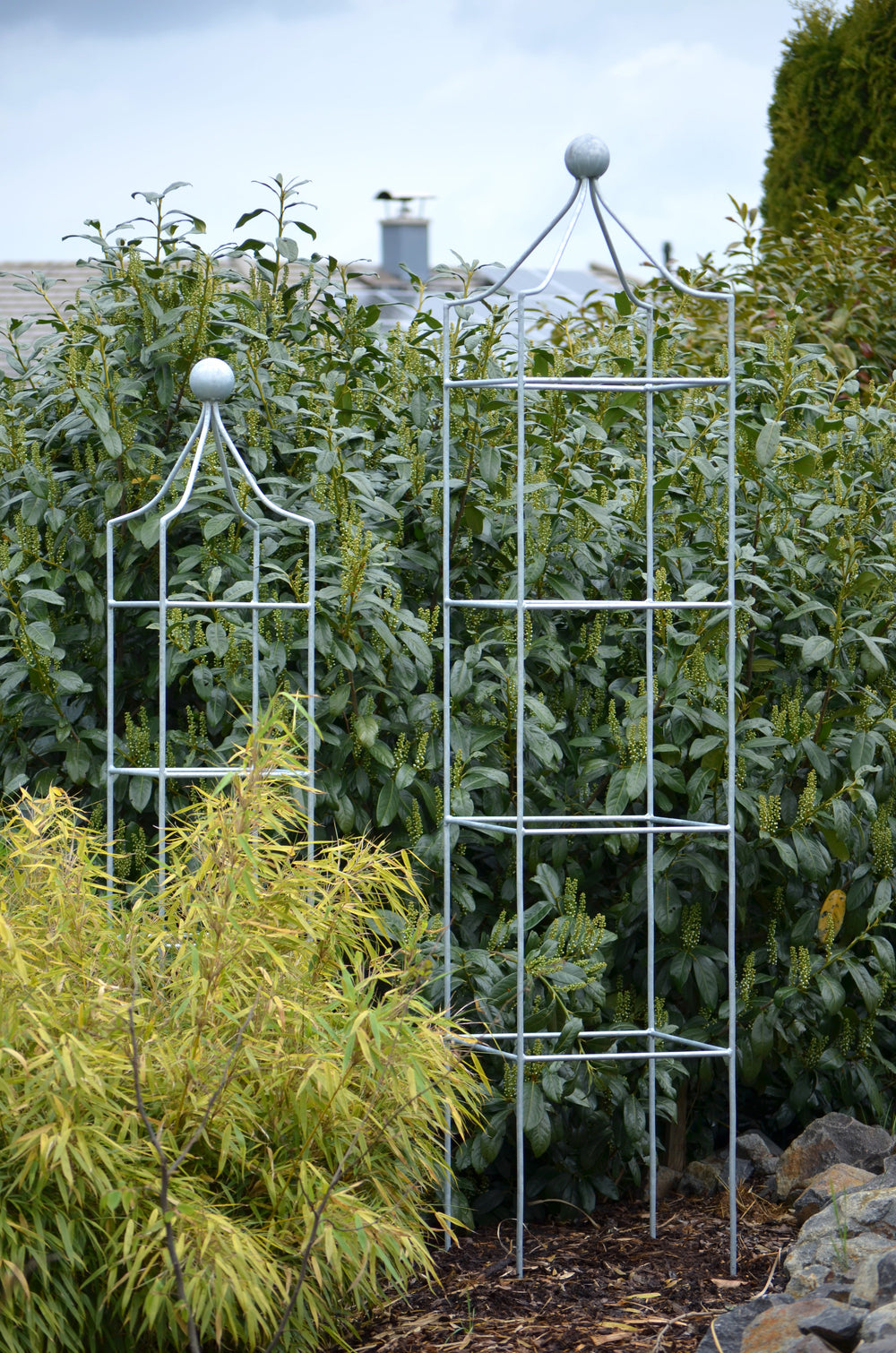 Obeliskenset Catania vor grünen Bäumen, feuerverzinkt Obeliskenset Catania vor grünen Bäumen, feuerverzinkt