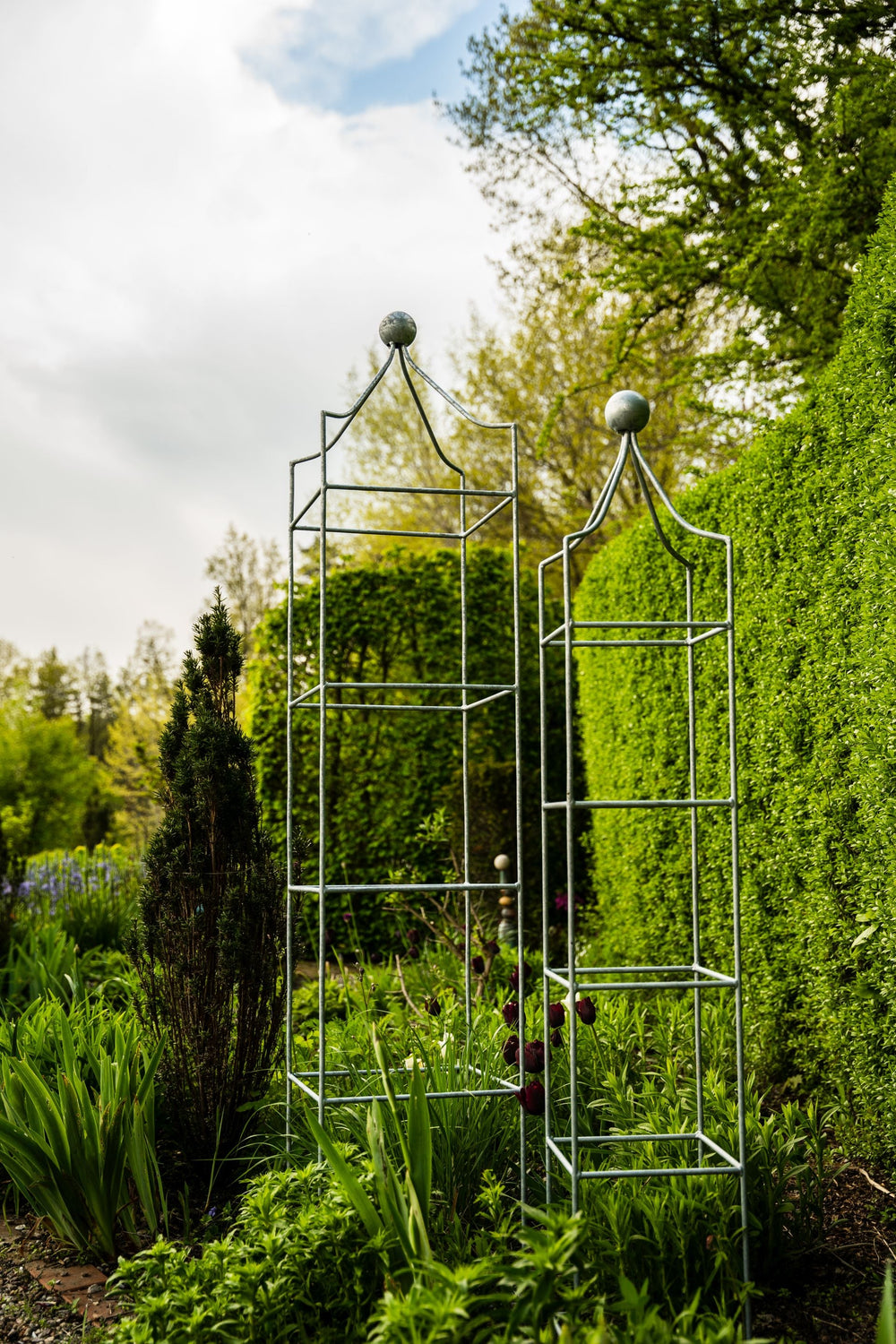 Obeliskenset Catania im Garten vor grüner Hecke, feuerverzinkt Obeliskenset Catania im Garten vor grüner Hecke, feuerverzinkt