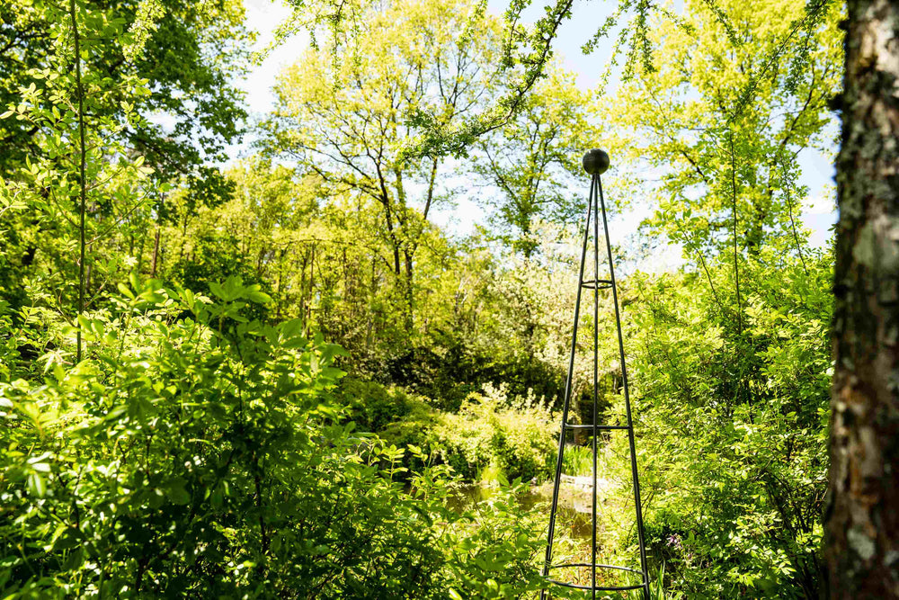 Obelisk Enna im Garten stehend, pulverbeschichtet anthrazit Obelisk Enna im Garten stehend, pulverbeschichtet anthrazit