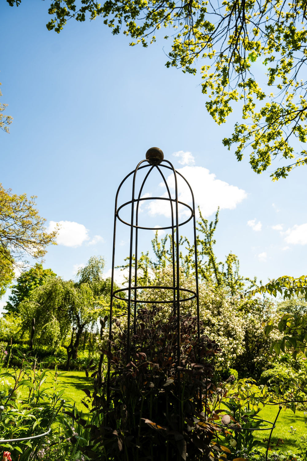 Obelisk Messina groß im Garten vor blauem Himmel, unbeschichtet Obelisk Messina groß im Garten vor blauem Himmel, unbeschichtet