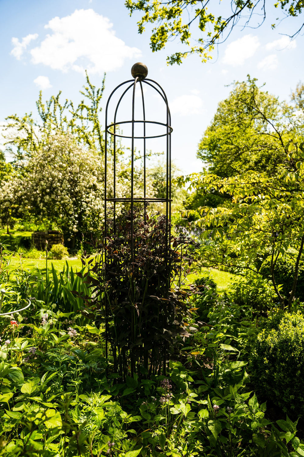 Obelisk Messina groß im Garten, unbeschichtet Obelisk Messina groß im Garten, unbeschichtet