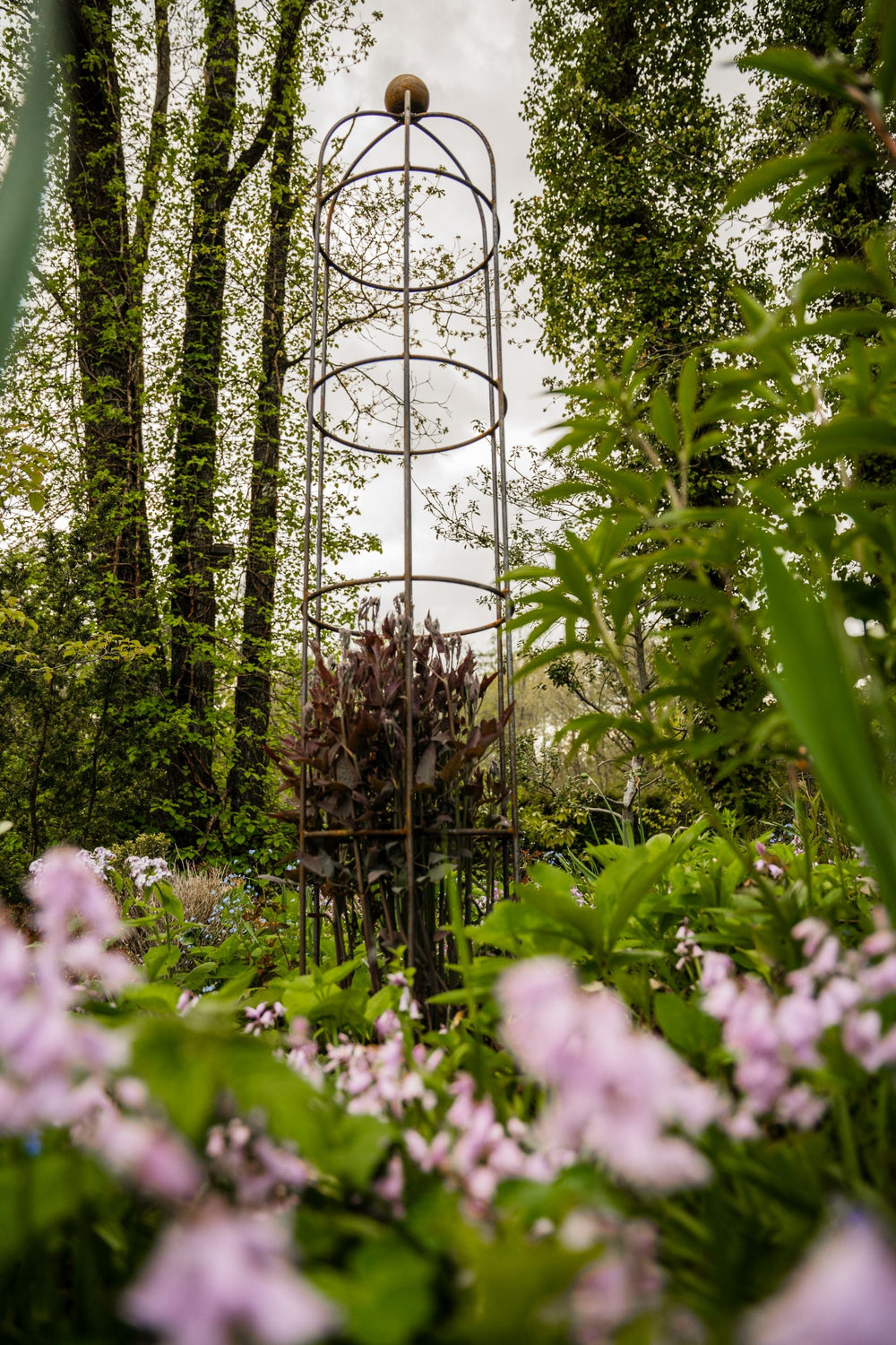 Obelisk Messina groß im Garten, unbeschichtet Obelisk Messina groß im Garten, unbeschichtet