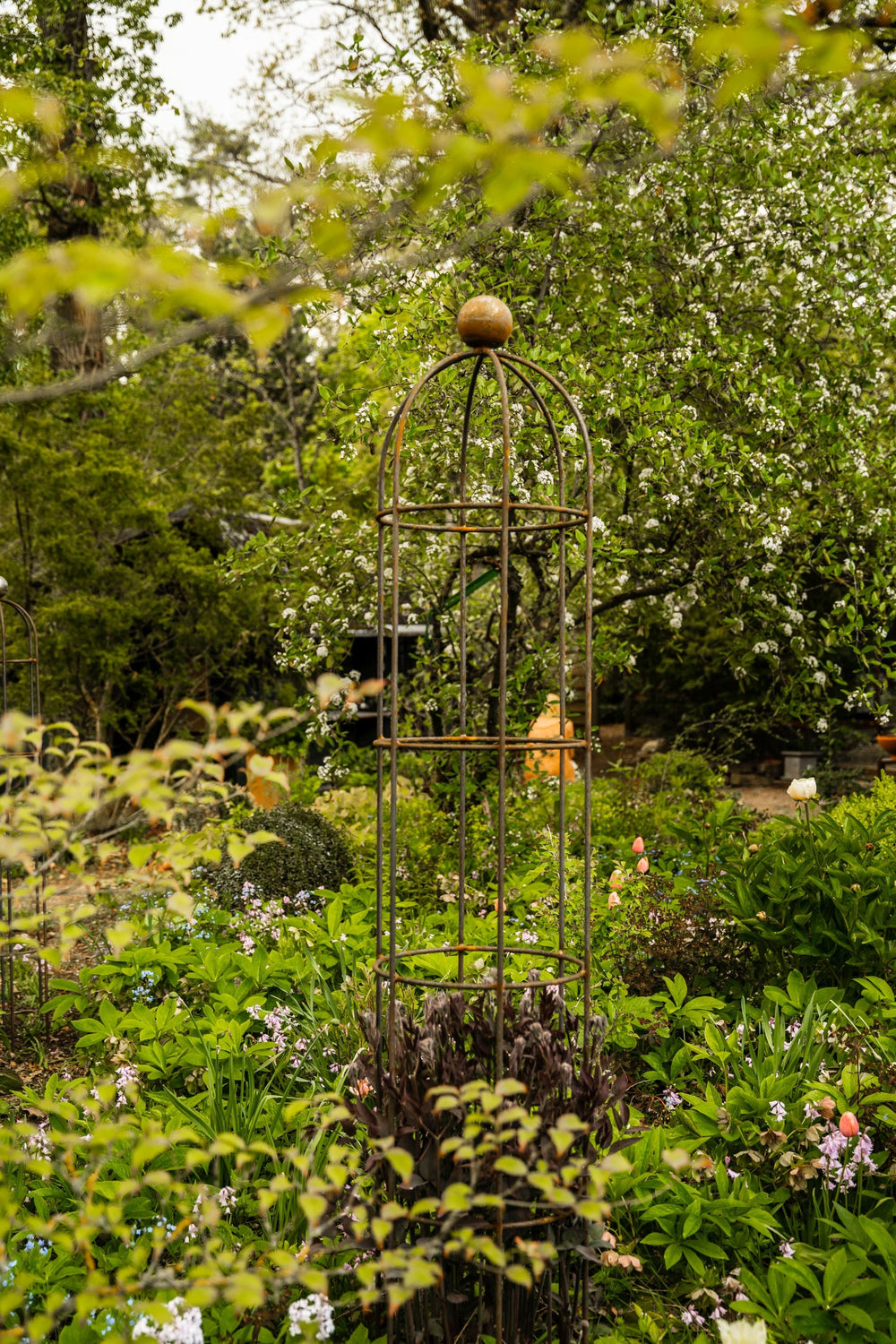 Obelisk Messina groß im grünen Garten, unbeschichtet Obelisk Messina groß im grünen Garten, unbeschichtet