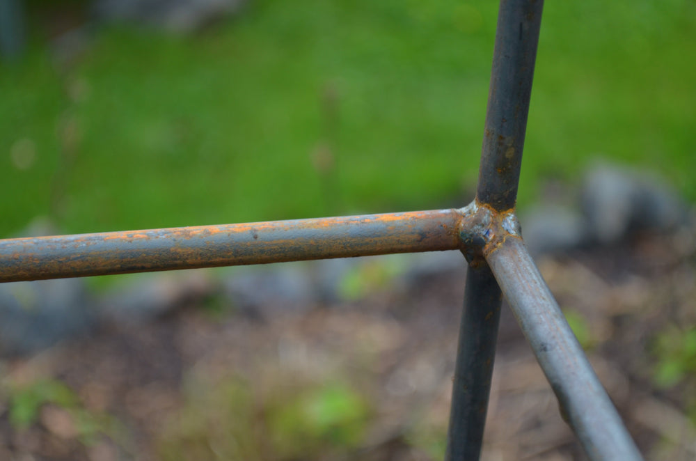Obelisk Catania klein Detailansicht Verschweißung, unbeschichtet Obelisk Catania klein Detailansicht Verschweißung, unbeschichtet