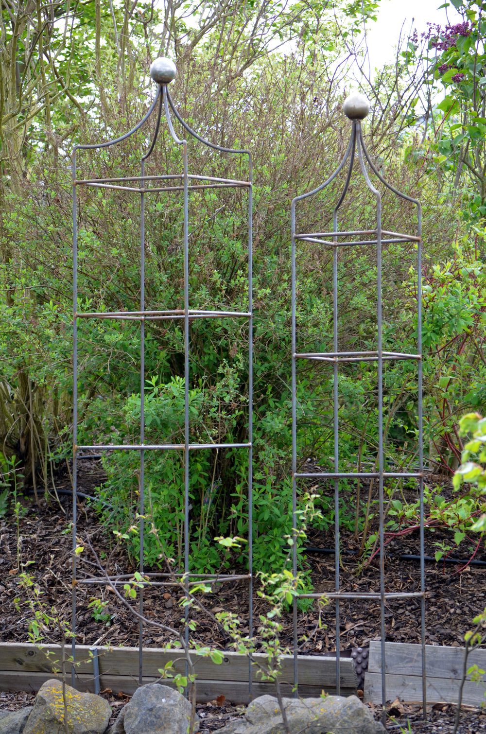 Obeliskenset Catania vor grünen Bäumen, unbeschichtet Obeliskenset Catania vor grünen Bäumen, unbeschichtet