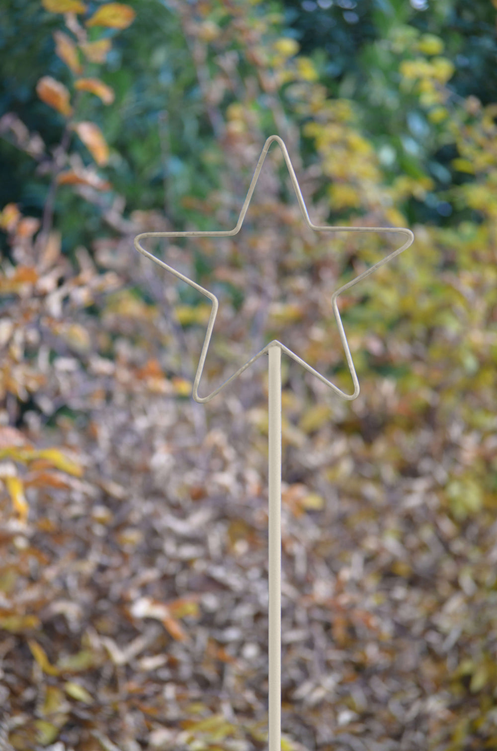 Rankstab Tissano in pulverbeschichtet Sonderfarbe RAL 9001 Cremeweiß aus der Nähe in einem Garten Rankstab Tissano in pulverbeschichtet Sonderfarbe RAL 9001 Cremeweiß aus der Nähe in einem Garten