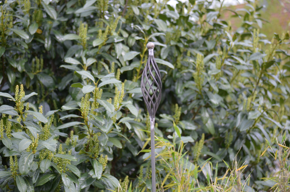 Rankstab Vicenza vor grünen Blättern, unbeschichtet Rankstab Vicenza vor grünen Blättern, unbeschichtet