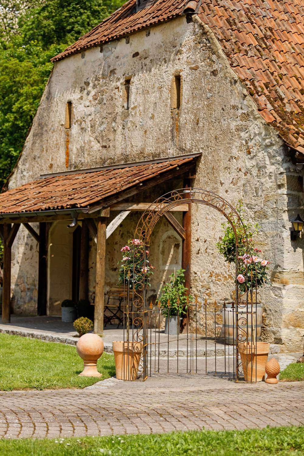 Rosenbogen Calabria mit Tür in unbeschichtet romantisch dekoriert in einem mediterranen Garten Rosenbogen Calabria mit Tür in unbeschichtet romantisch dekoriert in einem mediterranen Garten