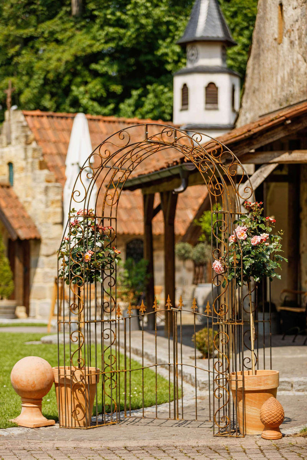 Rosenbogen Calabria mit Tür in unbeschichtet romantisch dekoriert in einem mediterranen Garten Rosenbogen Calabria mit Tür in unbeschichtet romantisch dekoriert in einem mediterranen Garten