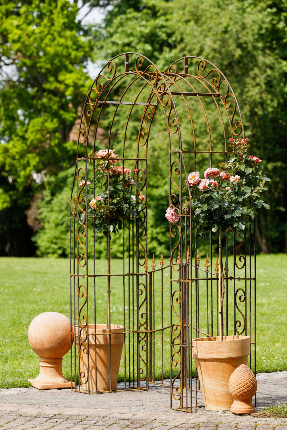 Rosenbogen Calabria mit Tür in unbeschichtet romantisch dekoriert in einem Garten Rosenbogen Calabria mit Tür in unbeschichtet romantisch dekoriert in einem Garten