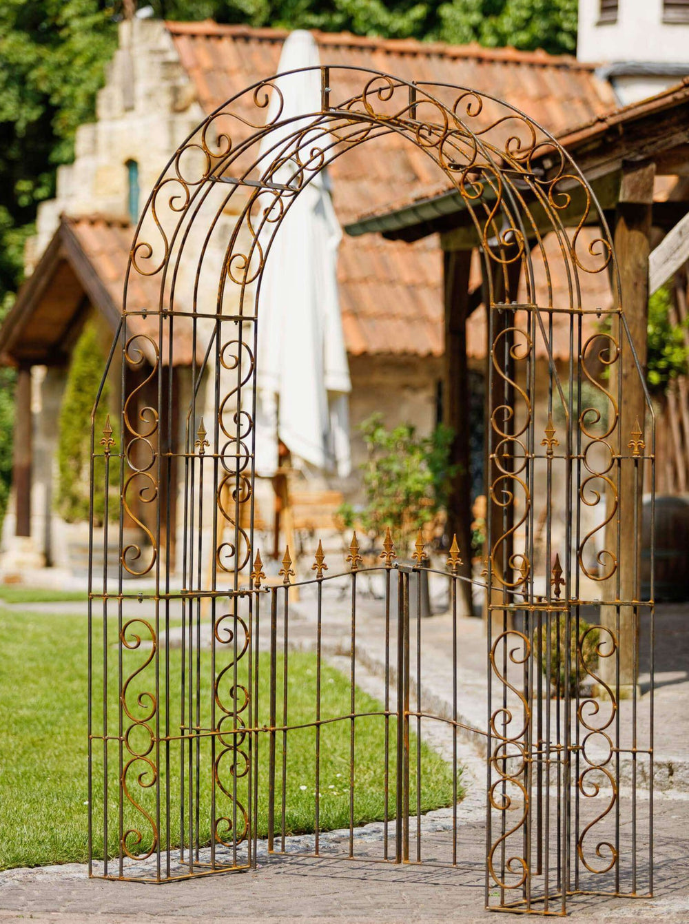 Rosenbogen Calabria mit Tür in unbeschichtet in einem mediterranen Garten Rosenbogen Calabria mit Tür in unbeschichtet in einem mediterranen Garten