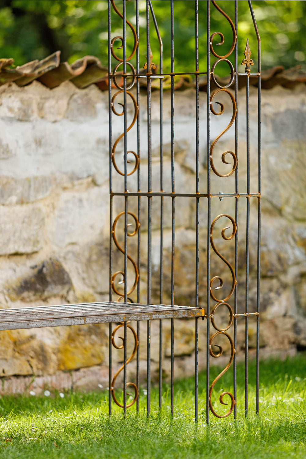 Rosenbogen Calabria mit Bank in Rostoptik Detailansicht mit S-Formen, Kreisen und Kreuzlilien Rosenbogen Calabria mit Bank in Rostoptik Detailansicht mit S-Formen, Kreisen und Kreuzlilien