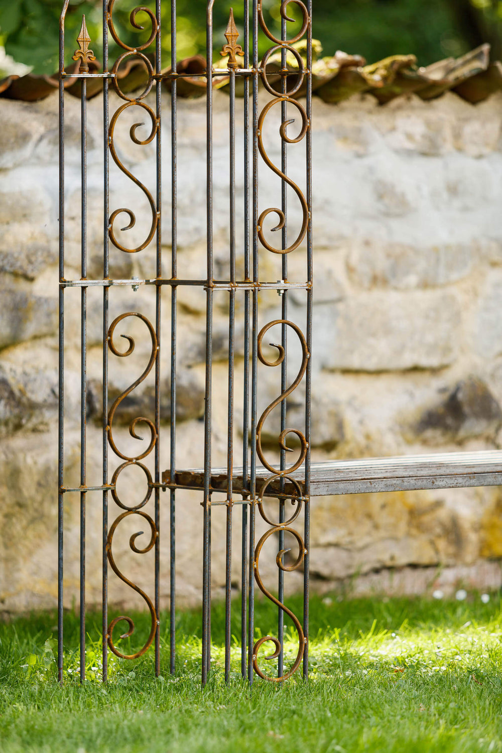 Rosenbogen Calabria mit Bank in Rostoptik Detailansicht Verzierungen Rosenbogen Calabria mit Bank in Rostoptik Detailansicht Verzierungen