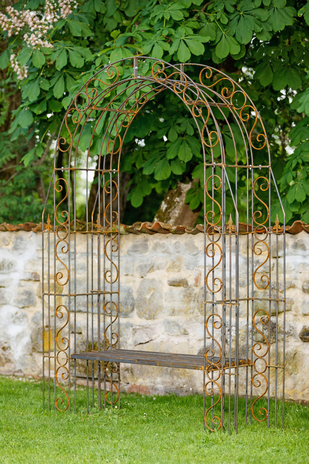 Rosenbogen Calabria mit Bank in Rostoptik Gesamtansicht freistehend Rosenbogen Calabria mit Bank in Rostoptik Gesamtansicht freistehend